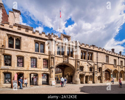 Vom 3. Juli 2019: Lincoln, Lincolnshire, Großbritannien - Das stonebow Arch und Guildhall, einem Gebäude aus dem 16. Jahrhundert in Guildhall Street, Lincoln. Stockfoto