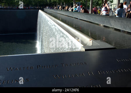 Inschrift Panels, Wasserfälle und reflektierenden Pools an der Nationalen September 11 Memorial und Museum, Manhattan, New York, USA Stockfoto