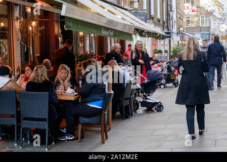 Londonern und Touristen Essen & Trinken ausserhalb des Restaurants und Shop. St. Christopher's Place, trendige open air Shopping, Central London, Weihnachten Stockfoto