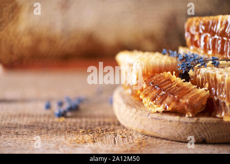 Honig Mit Lavendelbluten Und Waben Auf Weissem Marmortisch Gesundes Essen Ansicht Von Oben Mit Der Kopie Raum Stockfotografie Alamy