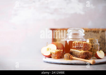 Äpfel mit Honig jar, honigwabe auf grauem Hintergrund mit kopieren. Rosch Haschanah jüdischen Neujahr feiern. Stockfoto