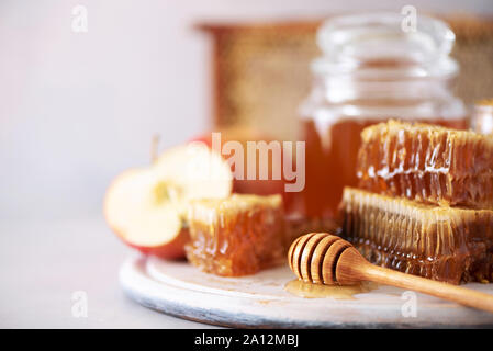 Äpfel mit Honig jar, honigwabe auf grauem Hintergrund mit kopieren. Rosch Haschanah jüdischen Neujahr feiern. Stockfoto