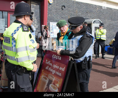 Brighton, UK. 23 Sep, 2019. Sussex Polizei sprechen mit demonstrant am Tag 3 der Labour Party Konferenz. Credit: Alan Fraser/Alamy leben Nachrichten Stockfoto