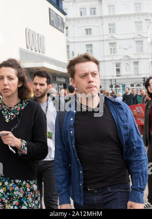 Brighton, UK. 23 Sep, 2019. Owen Jones, Kolumnist, politischer Kommentator, und linke politische Aktivistin kommt an Tag 3 der Konferenz der Labour Party. Credit: Alan Fraser/Alamy leben Nachrichten Stockfoto