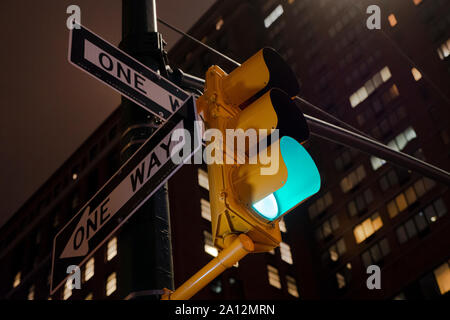 Ampel zeigt Grün Licht in New York bei Nacht Stockfoto