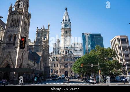 Philadelphia City Hall, Blick auf die Stadt Hall und seine 548 ft (167 m) hohe Turm von North Broad Street im Zentrum der Innenstadt von Philadelphia, USA Stockfoto