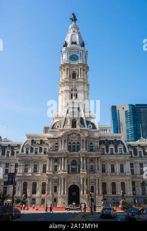 City Hall Philadelphia, mit Blick auf die 548 ft (167 m) hohe Turm des Rathauses im Zentrum der Innenstadt von Philadelphia, USA Stockfoto
