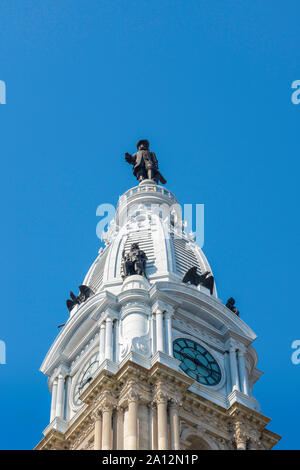 William Penn Statue, mit Blick auf die Statue von William Penn stationiert auf der Oberseite der 548 ft (167 m) hohe Turm des Rathauses im Zentrum von Philadelphia, USA Stockfoto