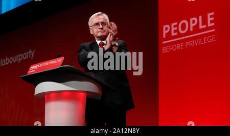 Brighton, Großbritannien. 23 Sep, 2019. Schatzkanzler John McDonnell Gesten während der jährlichen Konferenz der Labour Party 2019 in Brighton, Großbritannien, Sept. 23, 2019. Credit: Han Yan/Xinhua/Alamy leben Nachrichten Stockfoto