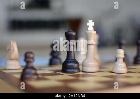 Schach Brettspiel mit Fokus auf schwarzen und weißen Königin Stücke auf Unscharf Stockfoto