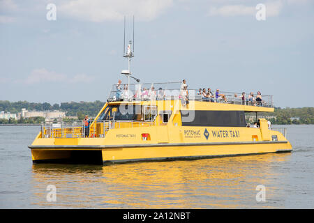 Wassertaxis verkehren zwischen der DC-Wharf zu Old Town Alexandria und nationalen Hafen, alle auf dem Potomac River in und Aound Washington, DC. Stockfoto