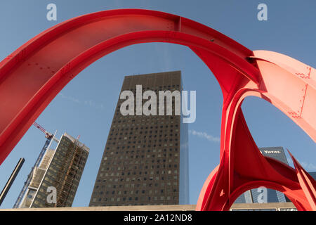 Paris, France - September 2, 2019:'Araignee Rouge' (Rote Spinne) Skulpturen von Alexander Calder und Wolkenkratzer im Geschäftsviertel La Defense in Paris. Stockfoto