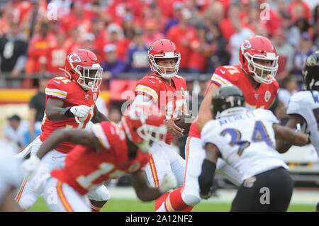 September 22, 2019: Kansas City Chiefs Quarterback Patrick Mahomes (15) beginnt die Handlung in Bewegung, wie er in die Tasche während des NFL Football Spiel zwischen der Baltimore Ravens und die Kansas City Chiefs in Arrowhead Stadium in Kansas City, Missouri fällt. Kendall Shaw/CSM Stockfoto