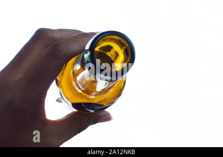 Nahaufnahme einer schwarzen Frau Hand eine Bierflasche in einem weißen Hintergrund Stockfoto