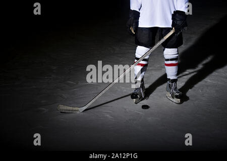 Hockeyspieler Beine close-up während eines Spiels auf Eis Stockfoto