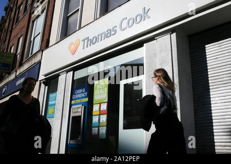 London, Großbritannien. 23 Sep, 2019. Frauen vorbei an einem Zweig von Thomas Cook in Central London. Credit: Dinendra Haria/SOPA Images/ZUMA Draht/Alamy leben Nachrichten Stockfoto