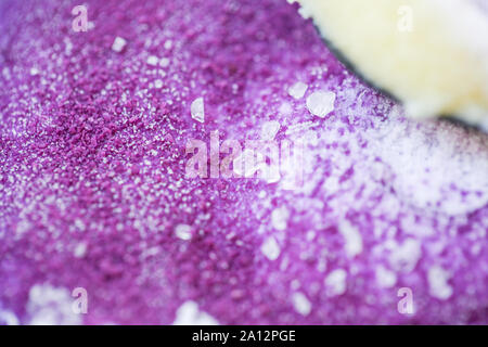 Beniimo Eis: Beniimo übersetzt in lila Süßkartoffel. Ein seltsamer Geschmack für Eis, aber unglaublich gut. Sehr beliebt in Okinawa, Japan. - Stockfoto