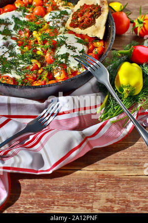 Spiegeleier mit Gemüse in einer Pfanne vegetarisches Frühstück Stockfoto