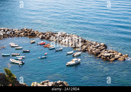 Kleine Boote in smal Meer Hafen, ruhige Küste mit Hafen und Pier Landschaft im Sommer, Luftaufnahme Stockfoto