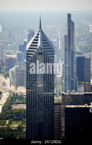 Zwei prudential Plaza und nema Chicago hinter mit umliegenden Gebäuden, die auf den Horizont schauen, wie durch Glas aus dem Hancock Center chica gesehen Stockfoto