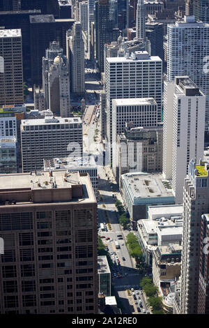 Blick nach unten entlang der Magnificent Mile North Michigan Avenue in der Innenstadt von Chicago Illinois Vereinigte Staaten von Amerika Stockfoto