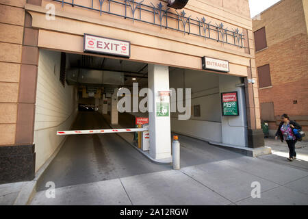 Eingang und Ausgang der Multi Parkhauses parken Stadt Chicago Illinois Vereinigte Staaten von Amerika Stockfoto