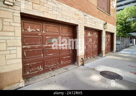 Alte, abgetragene verwitterten Türen von Parkhäusern in Gebäude in der Innenstadt von Chicago Illinois Vereinigte Staaten von Amerika lackiert Stockfoto