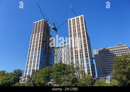 Angesichts der teilweise abgeschlossenen neuen Victoria Square gemischte Nutzung Entwicklung im Stadtzentrum von Woking, Surrey, Südosten, England, Grossbritannien Stockfoto