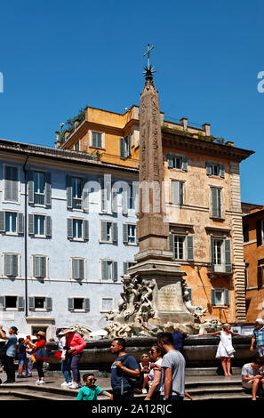 Macuteo, Ägyptische Obelisk; antike Monument; Menschen; das alte Gebäude, Piazza della Rotonda, ursprünglich errichtet in Ägypten von Ramses II., Rom; Italien; Europ. Stockfoto