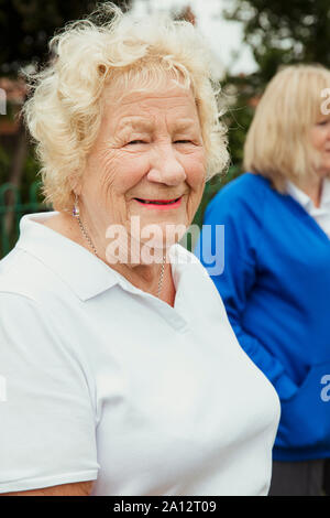 Das Porträt einer älteren Frau an einem bowling green lächelnd. Stockfoto