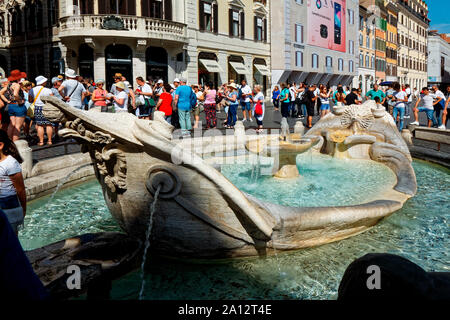 Fontana della Barcaccia; Brunnen der hässlichen Boot; 1627; Piazza di Spagna; große Square; an der Spanischen Treppe; beliebt; Menge, Leute, alte Gebäude, wat Stockfoto