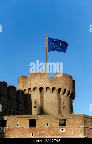 Schloss des Heiligen Engels, Mausoleum von Hadrian, Nationalmuseum. Castel Sant’Angelo. Italienische Flagge Europas. Rom, Italien, Europa, Europäische Union, EU. Stockfoto