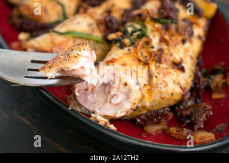 Sun-Dried Tomato Basil Mahi Mahi: eine Platte mit Mahi Mahi Filets mit Sonne gekrönt - getrocknete Tomaten, Basilikum, und Schalotten Stockfoto