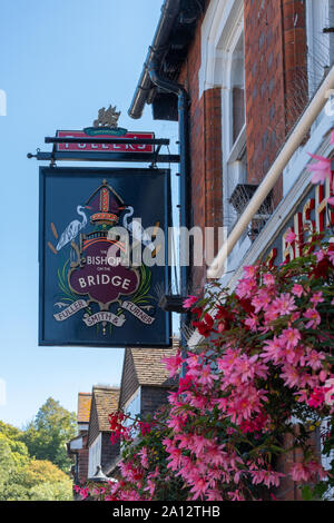 Der Bischof auf der Brücke Pub oder öffentlichen Haus in Winchester, Hampshire, UK Stockfoto