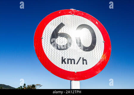 60 km/h Höchstgeschwindigkeit. Florianopolis, Santa Catarina, Brasilien. Stockfoto