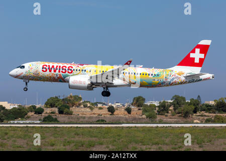 Swiss International Air Lines Airbus A 220-300 (REG: HB-JCA) in Sonderlackierung auf kurzen Finals runway 31. Stockfoto