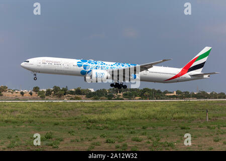 Emirates Boeing 777-31 H/ER (REG: A6-EPK) mit blauen UAE Expo 2020 Sonderlackierung Landebahn 31. Stockfoto