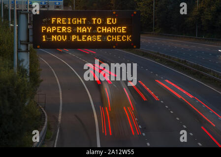 Brexit Fracht UK Autobahn Beschilderung mit unscharfen Fahrzeuge Stockfoto