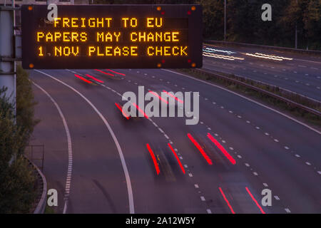 Brexit Fracht UK Autobahn Beschilderung Abend Geschossen Stockfoto