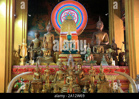 Le Blanche: Pierre d'une recouverte étoffe dorée, qui abrite l'esprit protecteur de la Ville de Vientiane. Laos. Wat Simuong. Wat Si Muang. Vientiane. Stockfoto