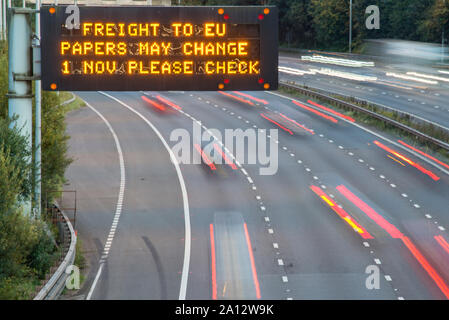 Brexit Fracht UK Autobahn Beschilderung mit unscharfen Fahrzeuge Stockfoto