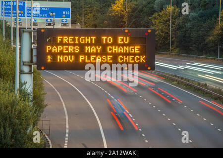 Brexit Fracht UK Autobahn Beschilderung mit unscharfen Fahrzeuge Stockfoto