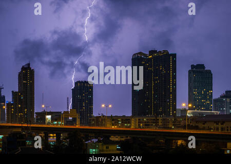 Stadt Landschaft Gewitter hinter Wolken bei Nacht Stockfoto