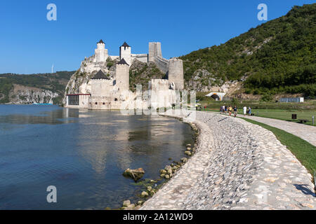 GOLUBAC, Serbien - 11. AUGUST 2019: Touristen, die in die Festung Golubac - mittelalterliche Stadt an der Donau, Serbien Stockfoto