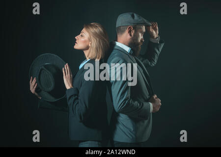 Paar Detektive oder Forscher, private Ermittler. Vintage investigator Konzept. Verliebtes Paar mit Verdächtigen zusammen arbeiten. Mann ein Stockfoto