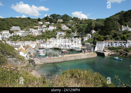 Allgemeine Ansicht der Hafen von Polperro, Cornwall, UK an einem sonnigen Sommer Stockfoto