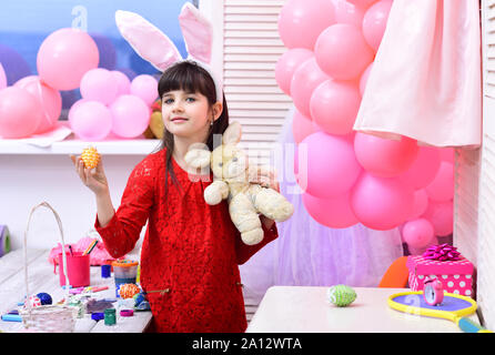 Ostern, Kind in rosa Hasenohren. Die Werte der Familie, Kindheit, Kunst Frohe Ostern mit kleinen Mädchen malen Eier. Happy Family feiern Frühling Urlaub, Liebe. Stockfoto