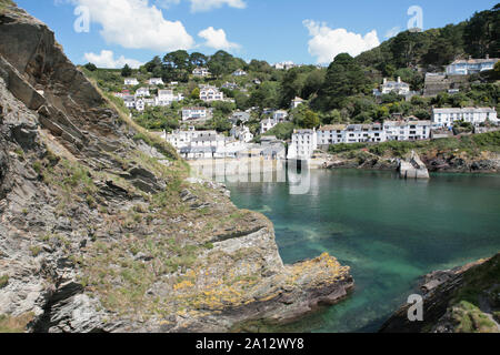 Allgemeine Ansicht der Hafen von Polperro, Cornwall, UK an einem sonnigen Sommer Stockfoto