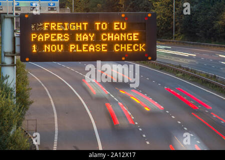 Brexit Fracht UK Autobahn Beschilderung mit unscharfen Fahrzeuge Stockfoto