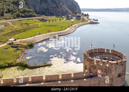 GOLUBAC, Serbien - 11. AUGUST 2019: Touristen, die in die Festung Golubac - mittelalterliche Stadt an der Donau, Serbien Stockfoto